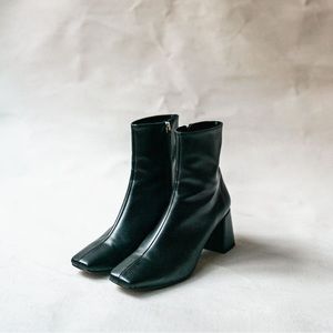 ALOHAS Black Square-Toe Block Heel Ankle Boots